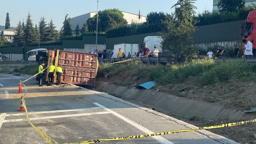 Kocaeli’de devrilen tırdan fırlayan sürücü öldü