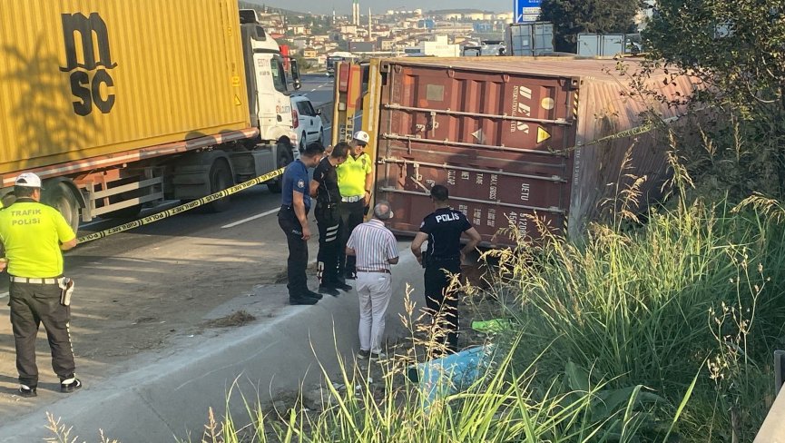 Kocaeli’de devrilen tırdan fırlayan sürücü öldü