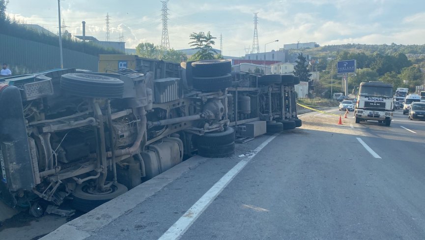 Kocaeli’de devrilen tırdan fırlayan sürücü öldü