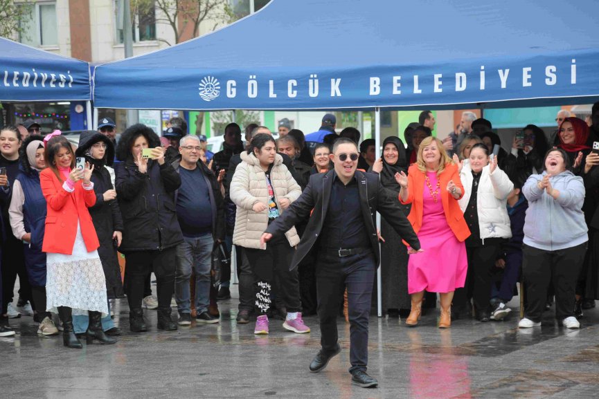 ENGELİ BİREYLERİN GÖSTERİLERİ TÖRENE RENK KATTI