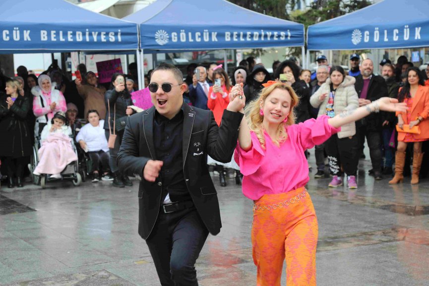 ENGELİ BİREYLERİN GÖSTERİLERİ TÖRENE RENK KATTI