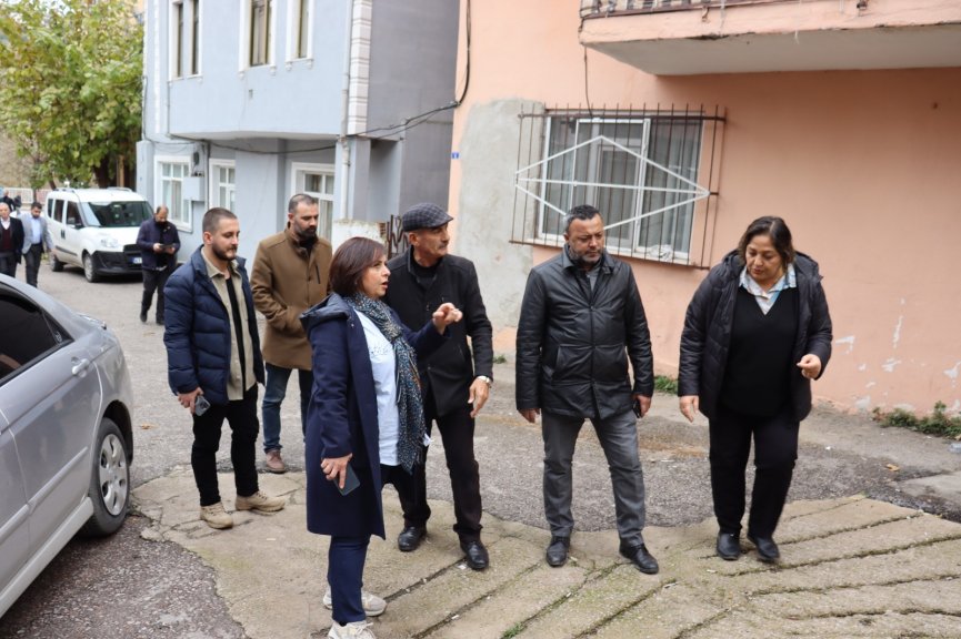 İzmit Belediyesi mahalledeki ihtiyaçları yerinde tespite devam ediyor
