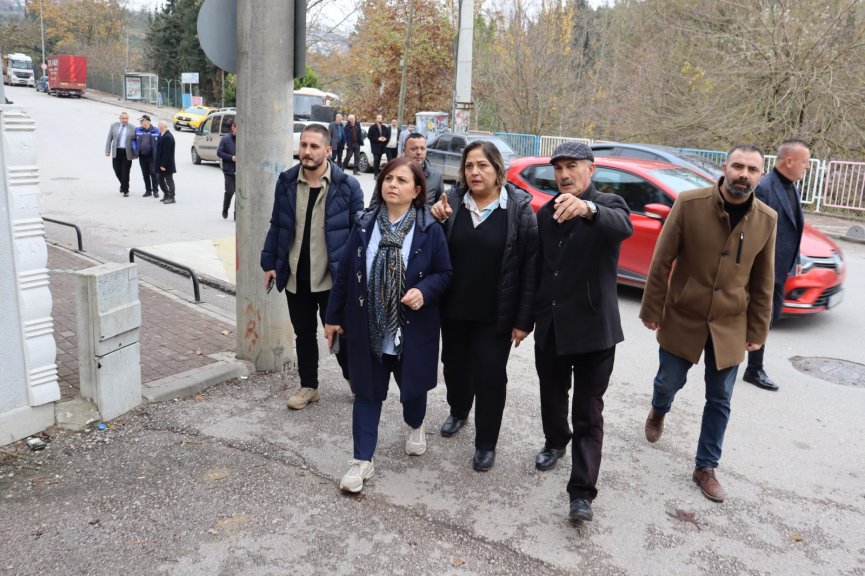 İzmit Belediyesi mahalledeki ihtiyaçları yerinde tespite devam ediyor