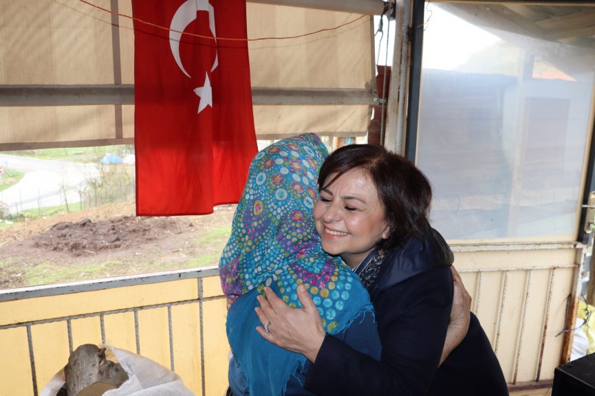 İzmit Belediyesi mahalledeki ihtiyaçları yerinde tespite devam ediyor