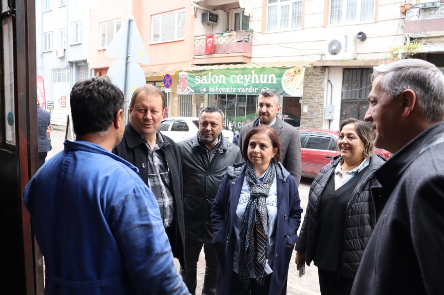 İzmit Belediyesi mahalledeki ihtiyaçları yerinde tespite devam ediyor