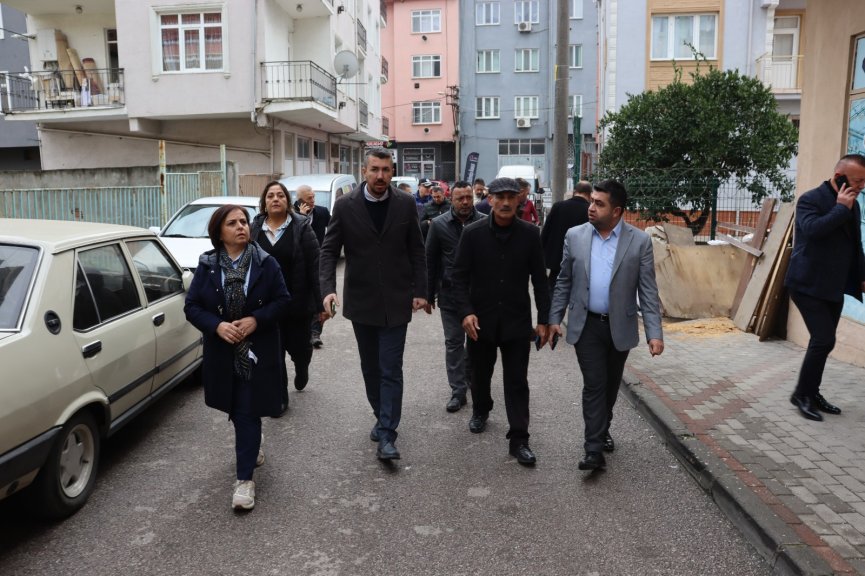 İzmit Belediyesi mahalledeki ihtiyaçları yerinde tespite devam ediyor
