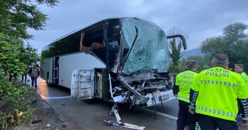 TEM'de yolcu dolu otobüs tıra arkadan çarptı: 1'i ağır 22 yaralı