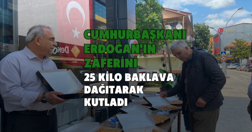 Cumhurbaşkanı Erdoğan'ın zaferini 25 kilo baklava dağıtarak kutladı