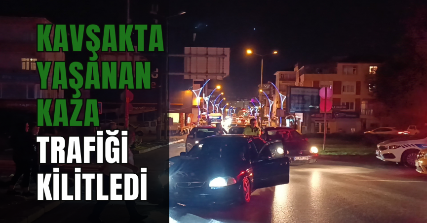 Kavşakta yaşanan kaza trafiği kilitledi