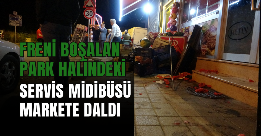 Freni boşalan park halindeki servis midibüsü markete daldı