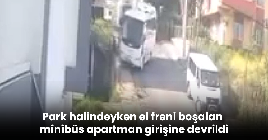 Park halindeyken el freni boşalan midibüs apartman girişine devrildi