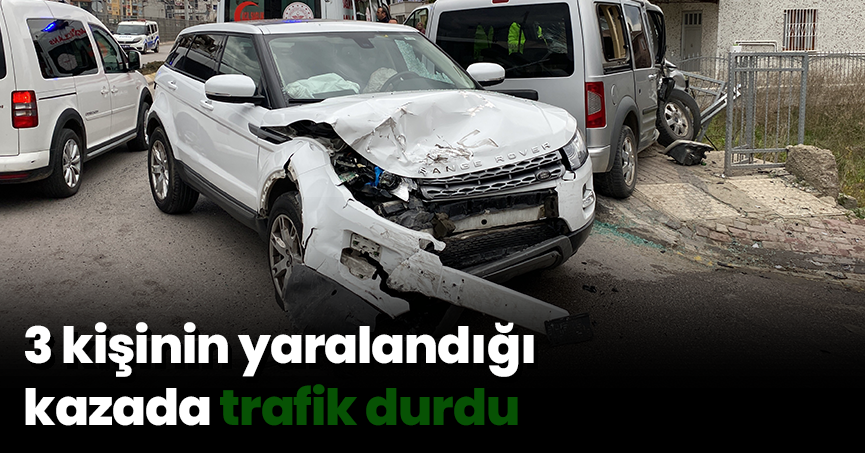 3 kişinin yaralandığı kazada trafik durdu