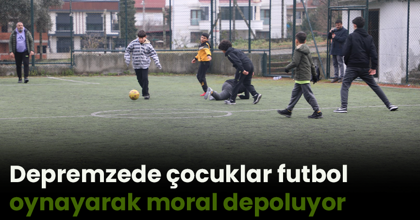 Depremzede çocuklar futbol oynayarak moral depoluyor