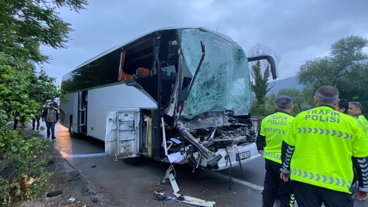 TEM'de yolcu dolu otobüs tıra arkadan çarptı: 1'i ağır 22 yaralı