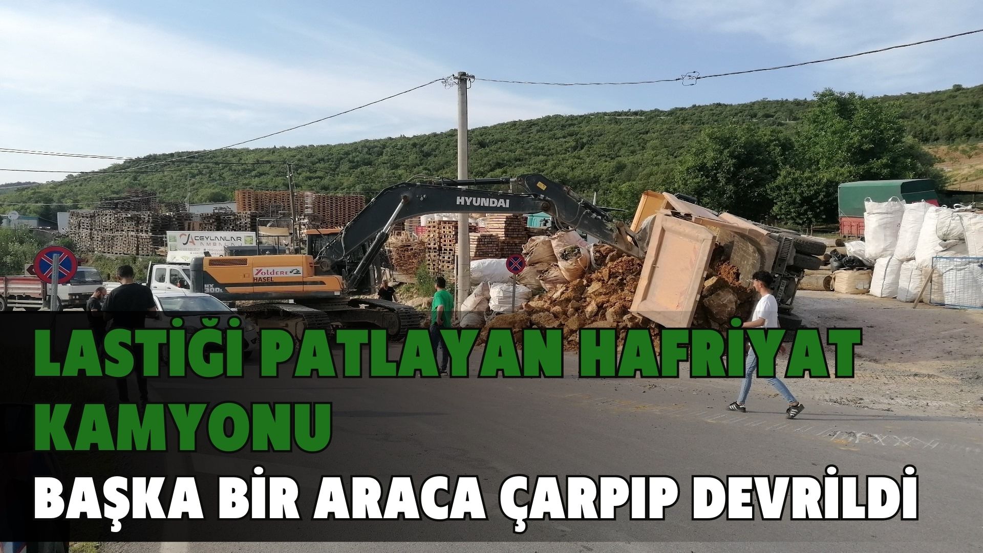 Lastiği patlayan hafriyat kamyonu başka bir araca çarpıp devrildi