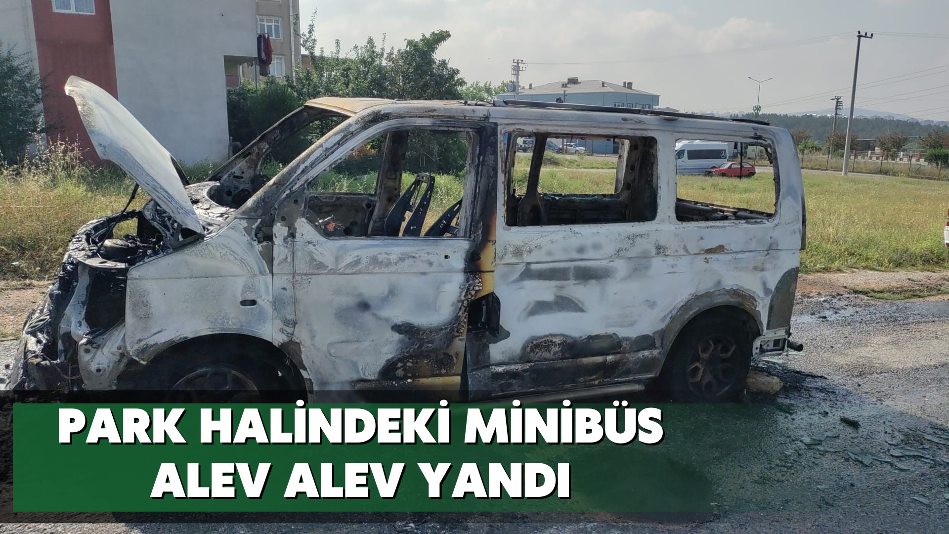 Park halindeki minibüs alev alev yandı