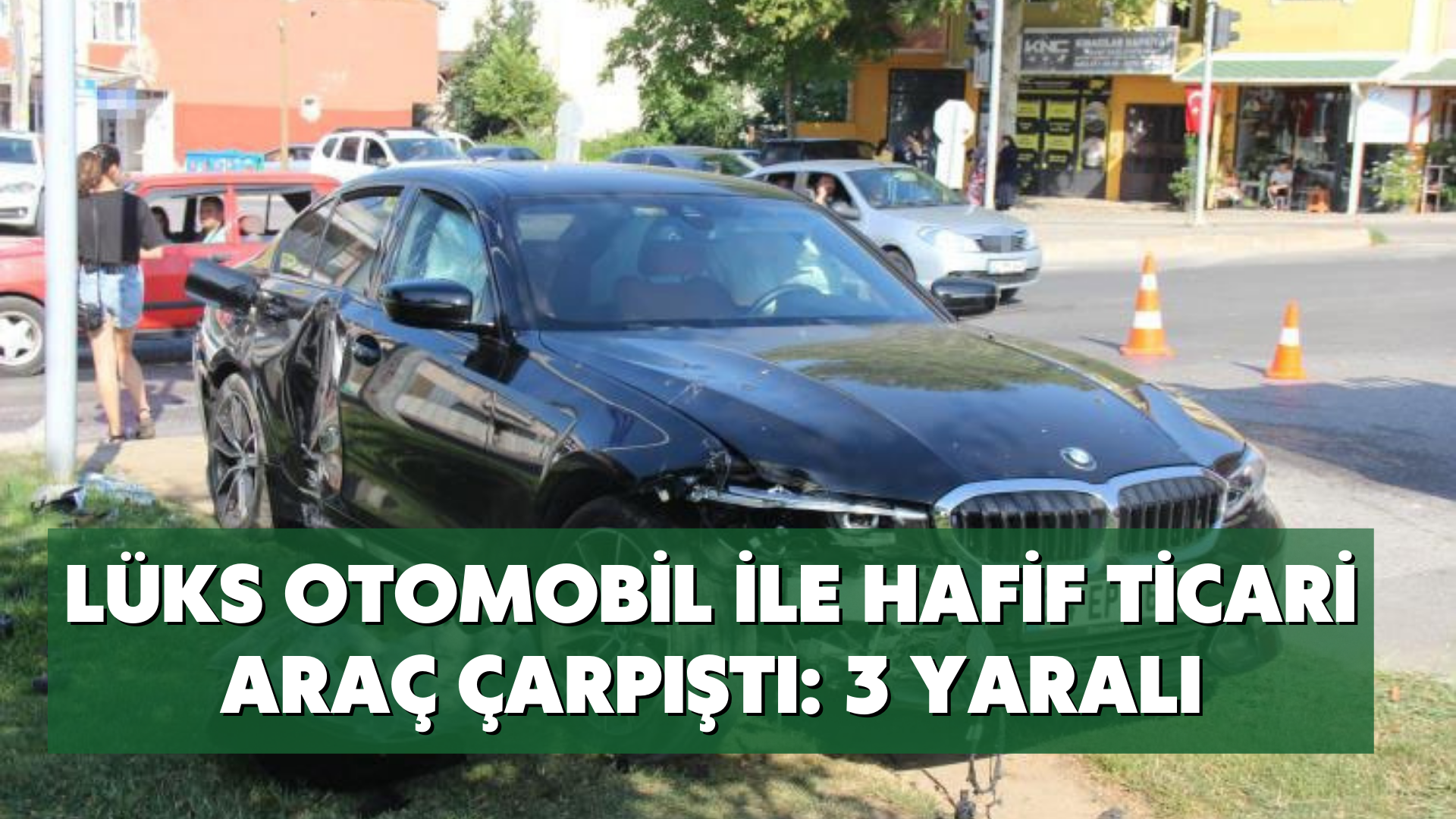 Lüks otomobil ile hafif ticari araç çarpıştı: 3 yaralı