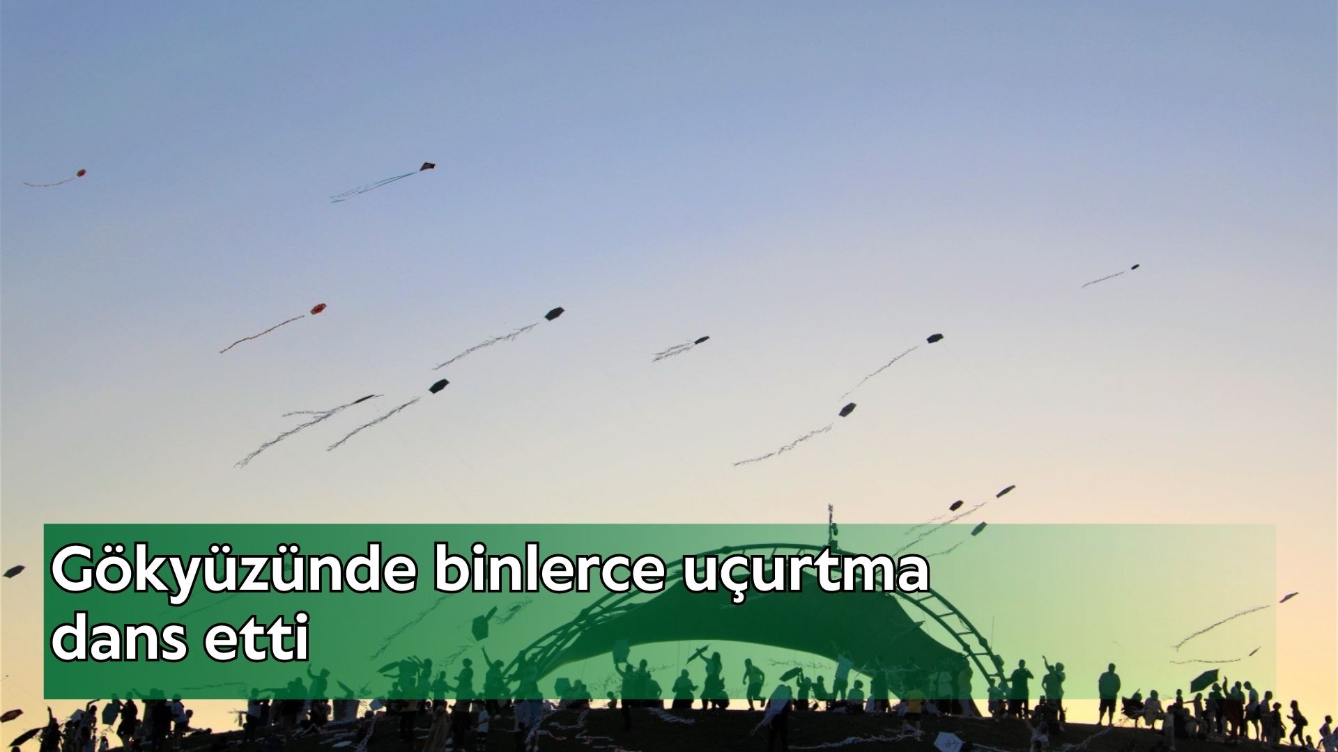 Gökyüzünde binlerce uçurtma dans etti