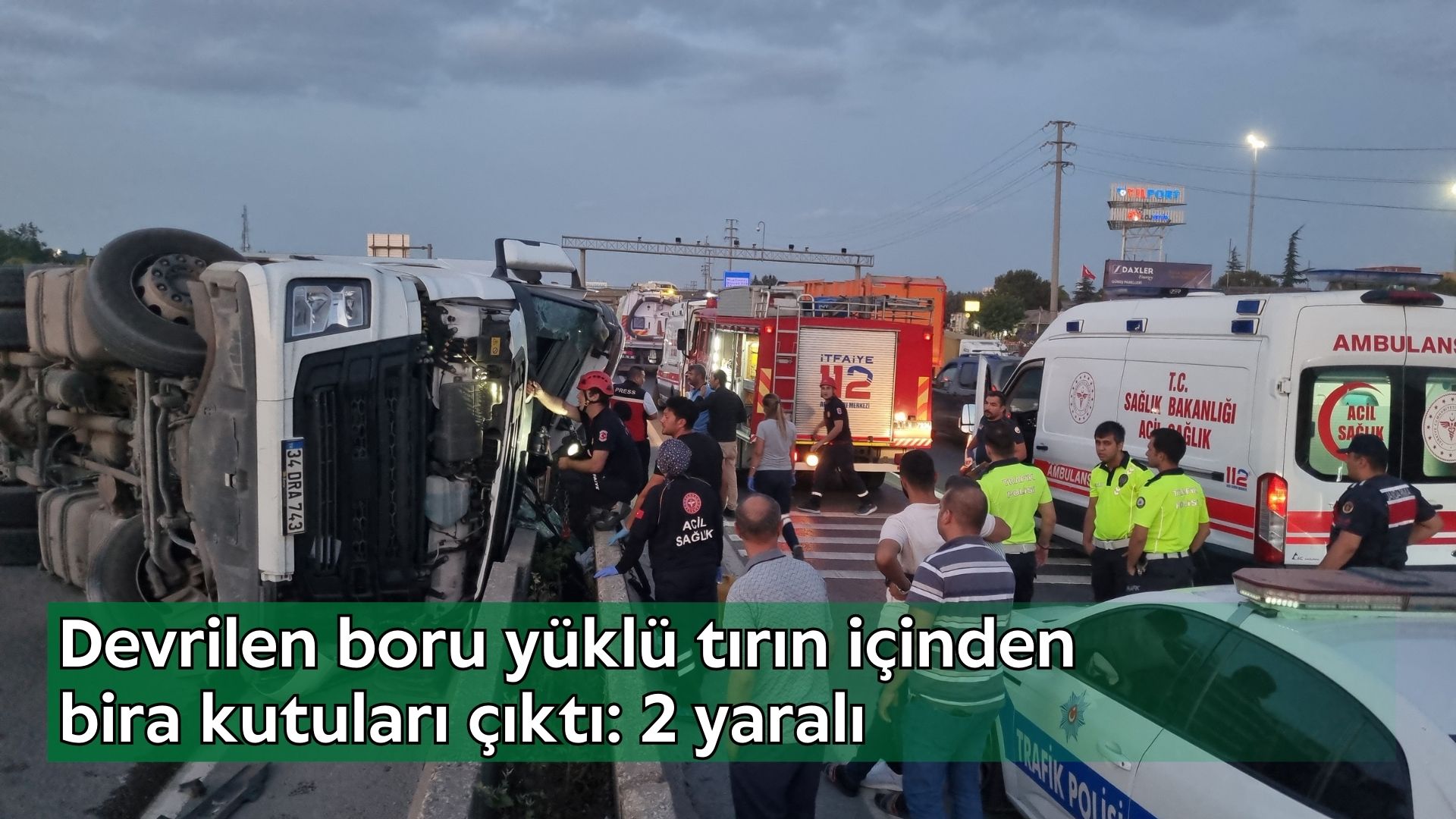 Devrilen boru yüklü tırın içinden bira kutuları çıktı: 2 yaralı
