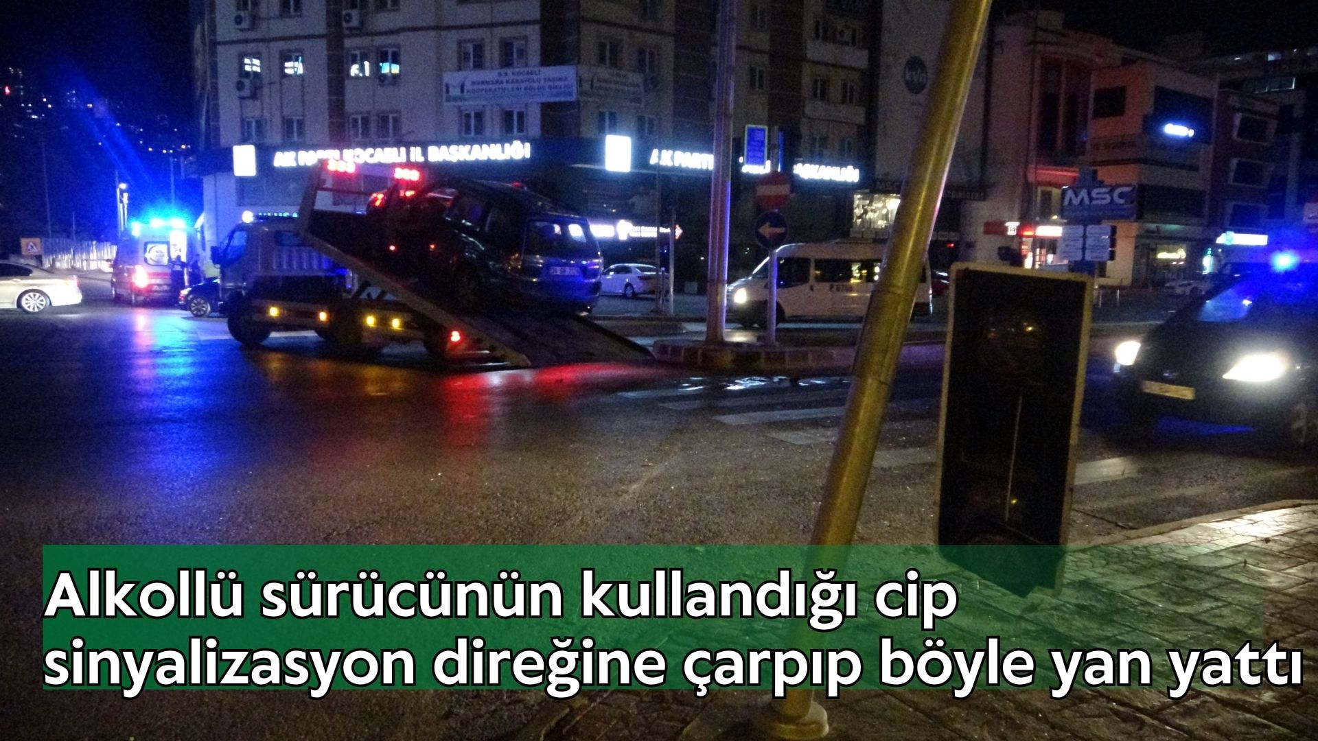 Alkollü sürücünün kullandığı cip sinyalizasyon direğine çarpıp böyle yan yattı