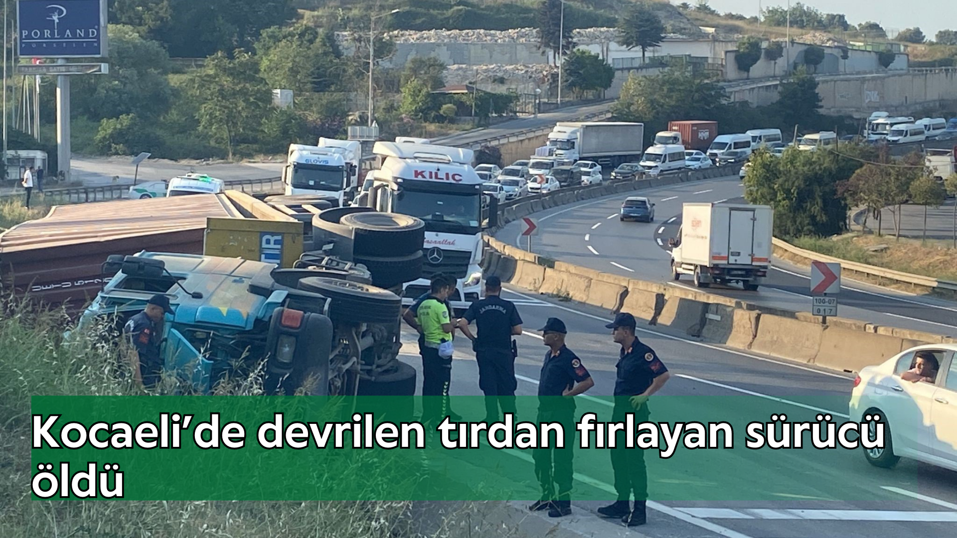 Kocaeli’de devrilen tırdan fırlayan sürücü öldü