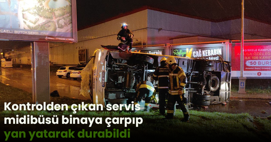 Kontrolden çıkan servis midibüsü binaya çarpıp yan yatarak durabildi