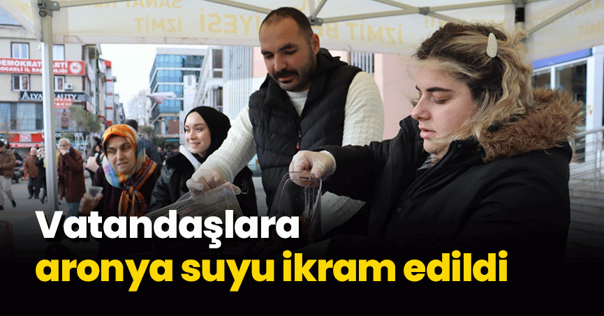 Vatandaşlara aronya suyu ikram edildi