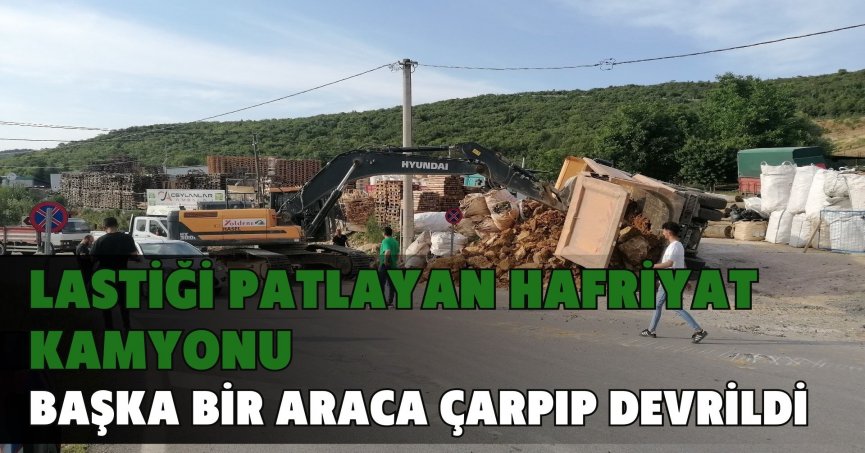 Lastiği patlayan hafriyat kamyonu başka bir araca çarpıp devrildi