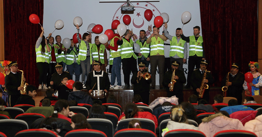 Kocaeli Gönüllülerinden Sevgi Evindeki çocuklara sürpriz
