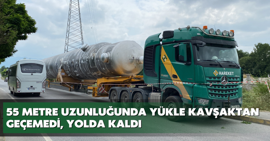 55 metre uzunluğunda yükle kavşaktan geçemedi, yolda kaldı
