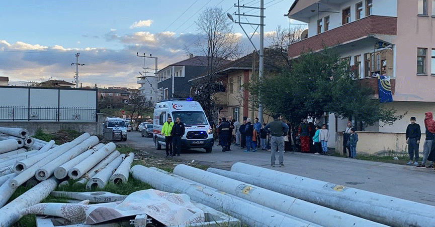 Beton direklerin arasında sıkışan çocuk feci şekilde can verdi